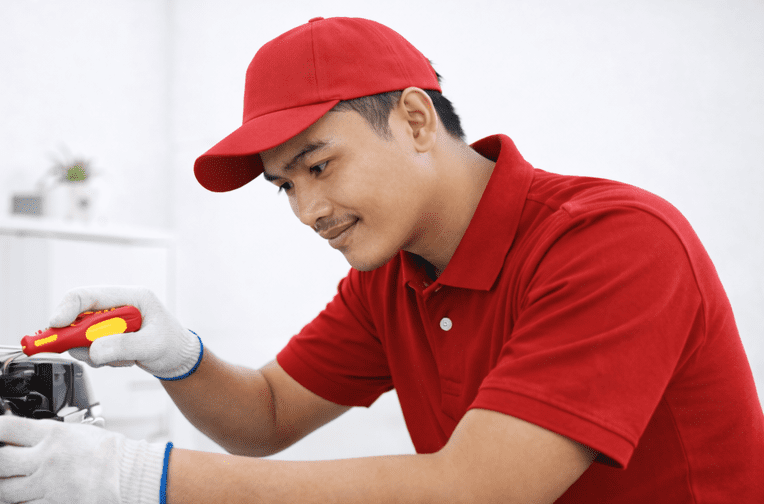 mitra-teknisi-satujasa-sedang-service-kulkas