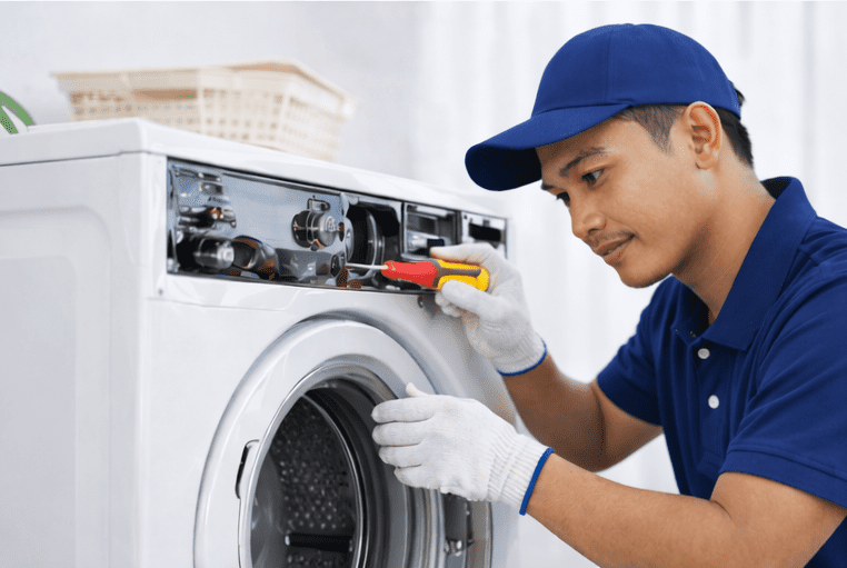 mitra-teknisi-satujasa-sedang-service-mesin-cuci